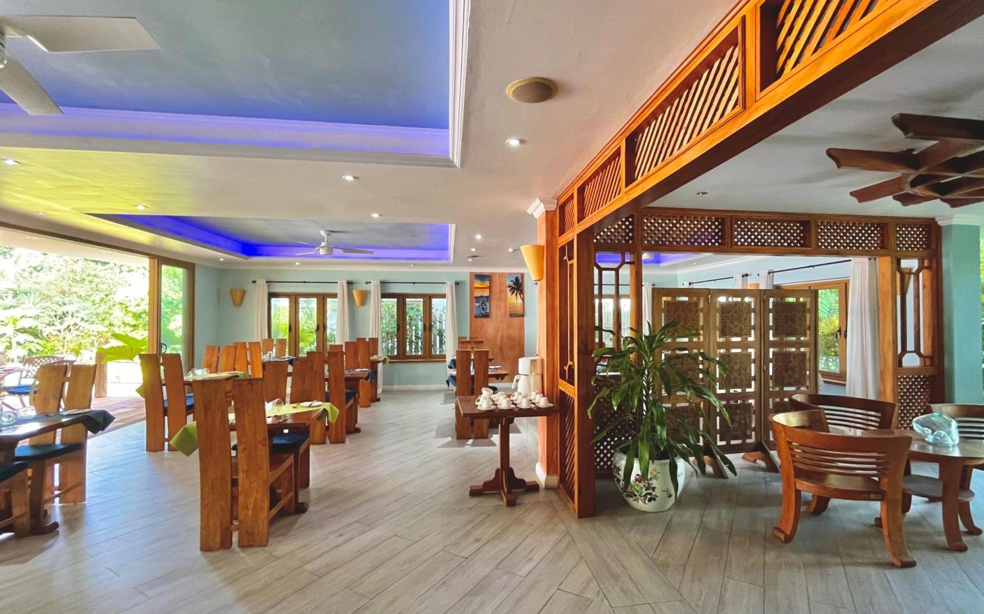 Crown Beach Hotel Seychelles Pointe Au Sel Exterior photo